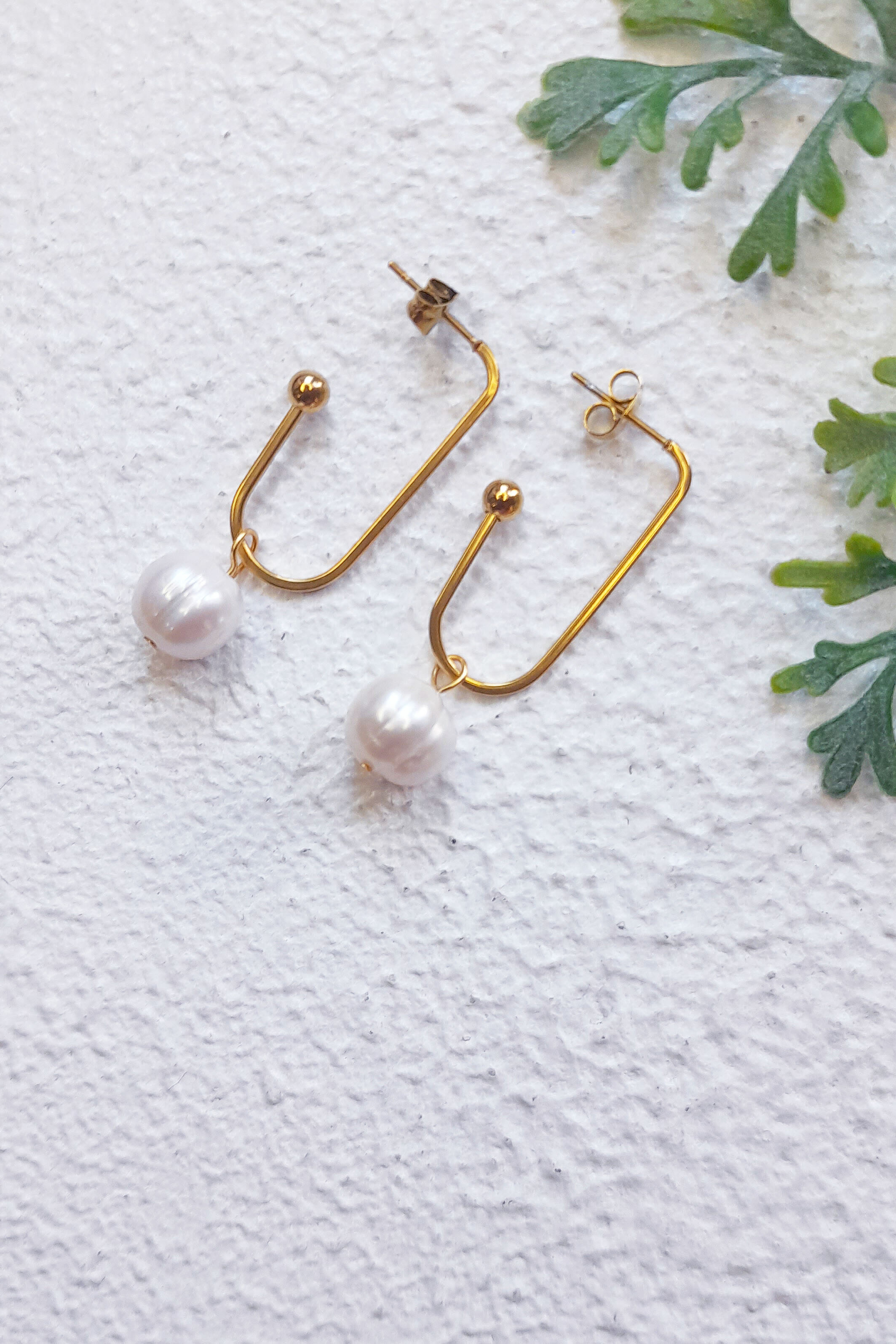  U hook earrings with chubby pearl P338 